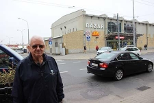 Janusz Karpiński na tle dawnej hali Koziołek