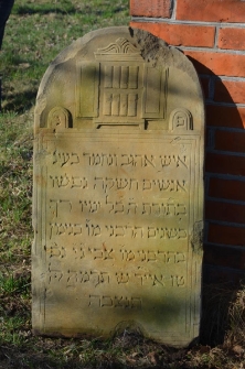 Cmentarz żydowski w Annopolu, macewa Binjamina ben Cwi, zm. 16 ijar 5645