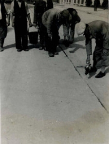 Przebudowa ulicy Spokojnej w Lublinie - zalewanie spoin asfaltem