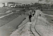 Budowa ulicy Pawiej- formowanie skarp przy rzece Czerniej&oacute;wce