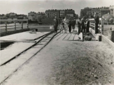 Budowa mostu przez rzekę Czerniej&oacute;wkę - układanie dyliny g&oacute;rnej i dolnej