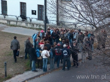 Uczestnicy wydarzenia pod ostatnią latarnią miasta żydowskiego