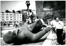 Demontowanie pomnika Bolesława Bieruta w Lublinie