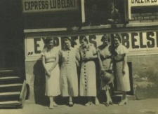 Pracownice „Expressu Lubelskiego” pod siedzibą redakcji dziennika przy ulicy Kościuszki 8 w Lublinie