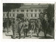 Przemarsz członk&oacute;w Polskiego Związku Byłych Więźni&oacute;w Politycznych Hitlerowskich Więzień i Oboz&oacute;w Koncentracyjnych