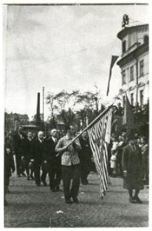 Przemarsz członk&oacute;w Polskiego Związku Byłych Więźni&oacute;w Politycznych Hitlerowskich Więzień i Oboz&oacute;w Koncentracyjnych