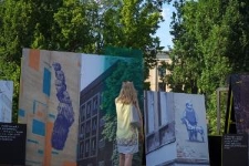 Wystawa plenerowa "Pełno ich nigdzie" na placu Teatralnym w Lublinie