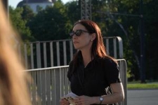 Joanna Zętar oprowadza grupę podczas spaceru miejskiego "Dwa murale"