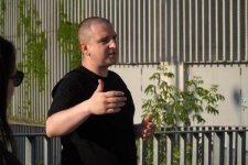 Cezary Hunkiewicz oprowadza grupę podczas spaceru miejskiego "Dwa murale"