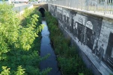 Mural przy rzece Czech&oacute;wce upamiętniający dzielnicę żydowską w Lublinie