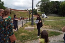 Uczestnicy spaceru miejskiego "Topografia Pamięci" pod Latarnią Pamięci