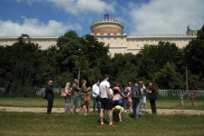 Uczestnicy spaceru miejskiego "Topografia Pamięci" w miejscu dawnej ulicy Krawieckiej