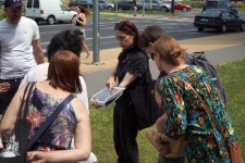 Uczestnicy spaceru miejskiego "Topografia Pamięci" w miejscu dawnego placu Krawieckiego