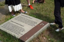 Uczestnicy spaceru miejskiego "Topografia Pamięci" w miejscu gdzie stał dom Jakuba Glatsztejna