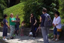 Uczestnicy spaceru miejskiego "Topografia Pamięci" w miejscu gdzie stała synagoga Maharszala