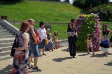 Uczestnicy spaceru miejskiego "Topografia Pamięci" w miejscu dawnej ulicy Szerokiej