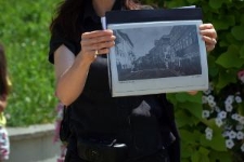 Uczestnicy spaceru miejskiego "Topografia Pamięci" w miejscu dawnej ulicy Szerokiej