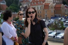 Joanna Zętar podczas prowadzenia spaceru miejskiego "Topografia Pamięci"