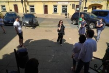 Uczestnicy spaceru miejskiego "Topografia Pamięci" na ulicy Kowalskiej