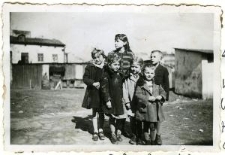 Hanna Wyszkowska (Starzyńska) na podw&oacute;rzu przy ulicy Dolnej Panny Marii w Lublinie