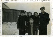 Dzieci na podw&oacute;rzu przy ulicy Dolnej Panny Marii w Lublinie