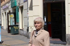 Hanna Wyszkowska przed wejściem do nieistniejącej kawiarni Semadeniego