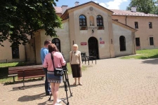 Hanna Wyszkowska przed budynkiem Szkoły Podstawowej Si&oacute;str Urszulanek