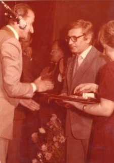 Odznaczenie Jerzego Matwij&oacute;wa w czasie XXV-lecia kabaretu Czart