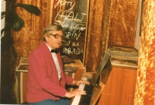 Jerzy Matwij&oacute;w przy pianinie