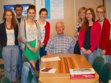 Profesor Jerzy Bartmiński ze studentami