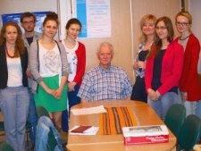 Profesor Jerzy Bartmiński pozujący do fotografii wraz ze studentami