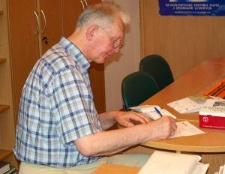 Profesor Jerzy Bartmiński podczas wpisu do indeksu