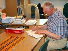 Profesor Jerzy Bartmiński podczas jednego z ostatnich wpisów do indeksu przed przejściem na emeryturę