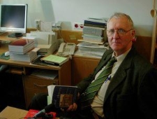 Jerzy Bartmiński w swoim gabinecie