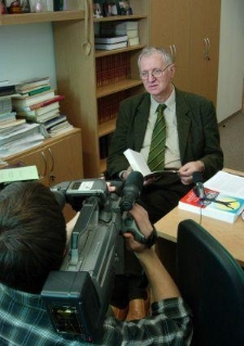 Jerzy Bartmiński w trakcie nagrania w ramach historii m&oacute;wionej