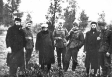 Żydowscy mężczyźni i żołnierze niemieccy
