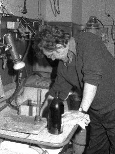 Jacek Mirosław w laboratorium Krajowej Agencji Wydawniczej