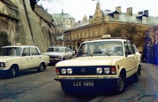 Polski Fiat 125p przy ulicy Misjonarskiej w Lublinie