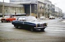 Mercedes-Benz W115 na ulicy Gabriela Narutowicza w Lublinie