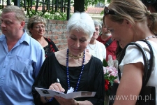 Neta rozdaje autografy