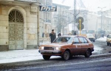 Mazda 323 I na ulicy Królewskiej w Lublinie