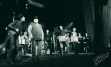 Aktorzy podczas pr&oacute;by przedstawienia "Opera za trzy grosze"