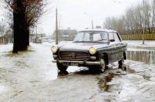 Peugeot 404 na Alejach Zygmuntowskich w Lublinie