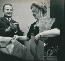 Janina Jarzyna odbierająca nagrodę &bdquo;Lublinianki 1972 roku&rdquo;