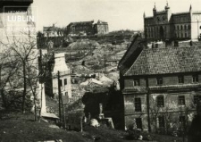 Widok z Placu Po Farze na Dawny Szpital z kościołem św. Wojciecha przy ulicy Podwale, na Zamek i kości&oacute;ł św. Mikołaja