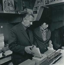 Władysław Jakubowski z pracownicą Oficyny Drukarskiej UMCS