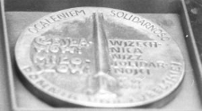 Medal dla Czesława Miłosza od Wszechnicy Związkowej oraz NSZZ „Solidarność” Regionu Środkowo-Wschodniego