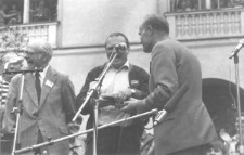 Wręczenie medalu Czesławowi Miłoszowi