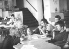 Zygmunt Łupina negocjujący z anarchistami okupującymi klub MPiK