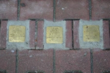 Stolpersteiny przed kamienicą przy ul. Krótkiej